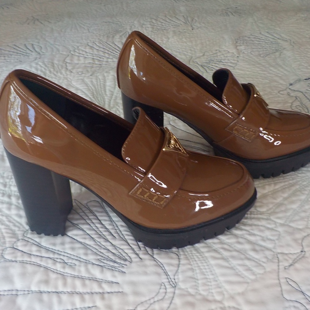 Guess Glossy Tan Patent Leather Heeled Loafer Boots (Size: 7) * NWOT - Picture 4 of 11